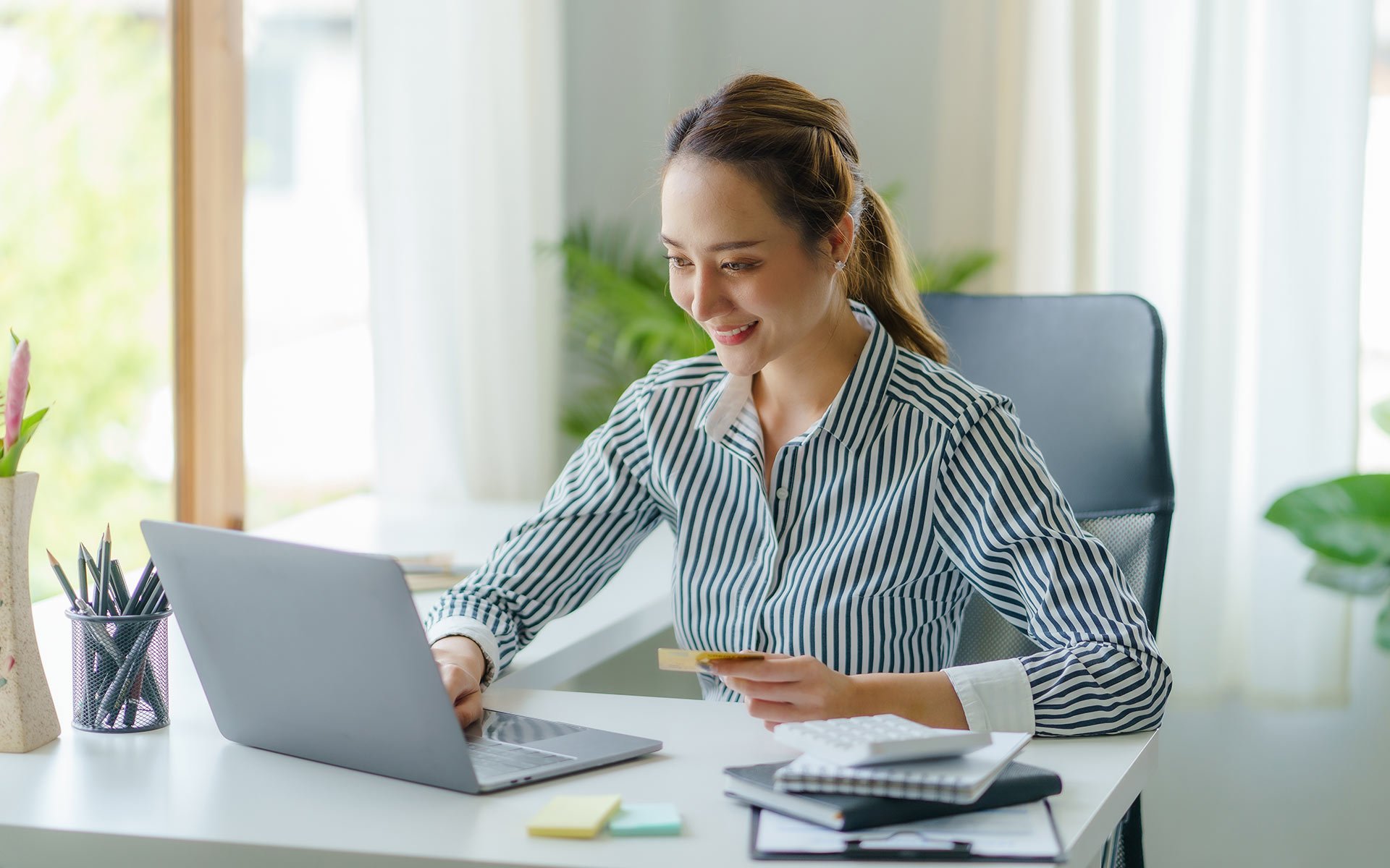 persona-trabajando-oficina